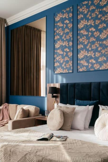 Deluxe Two-bedroom With Old Town View Apartment