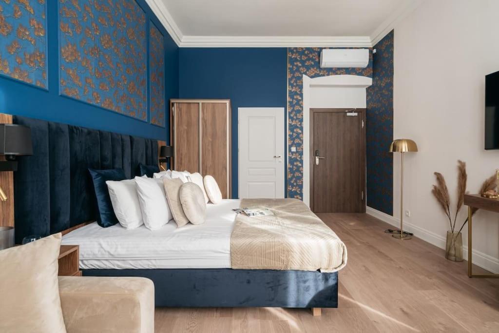 Deluxe Two-bedroom With Old Town View Apartment